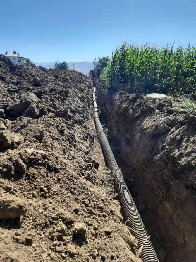 Elazığ’ın Köylerinde Alt Yapı Çalışmaları Sürüyor