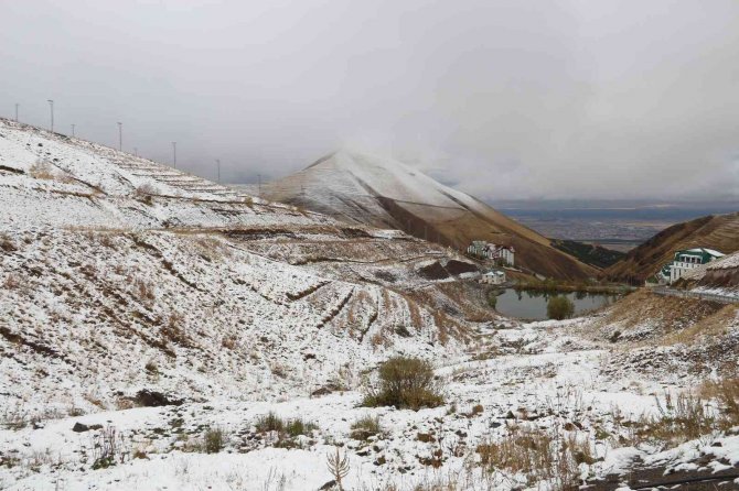 Palandöken Dağı’nın Zirvesi Yeniden Beyaza Büründü