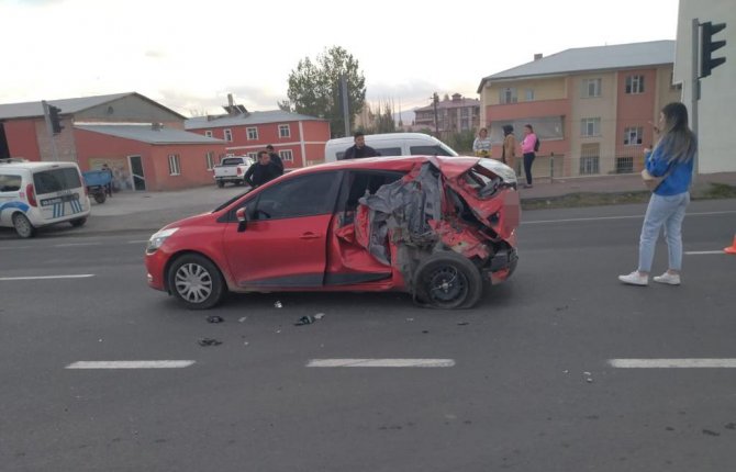 Erzurum’da Sebze Yüklü Kamyon Otomobile Çarparak Takla Attı