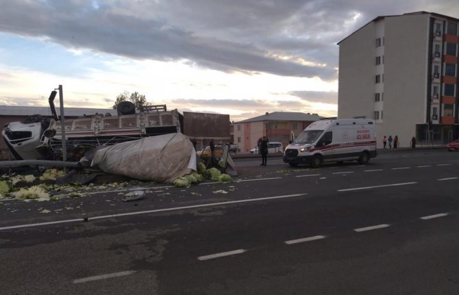 Erzurum’da Sebze Yüklü Kamyon Otomobile Çarparak Takla Attı