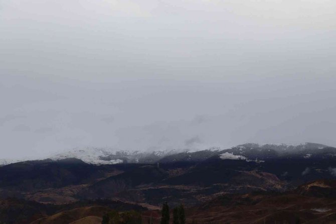 Oltu Kırdağ’a Mevsimin İlk Karı Düştü