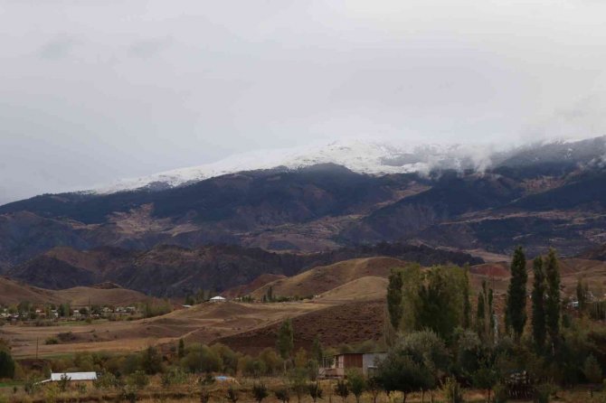 Oltu Kırdağ’a Mevsimin İlk Karı Düştü