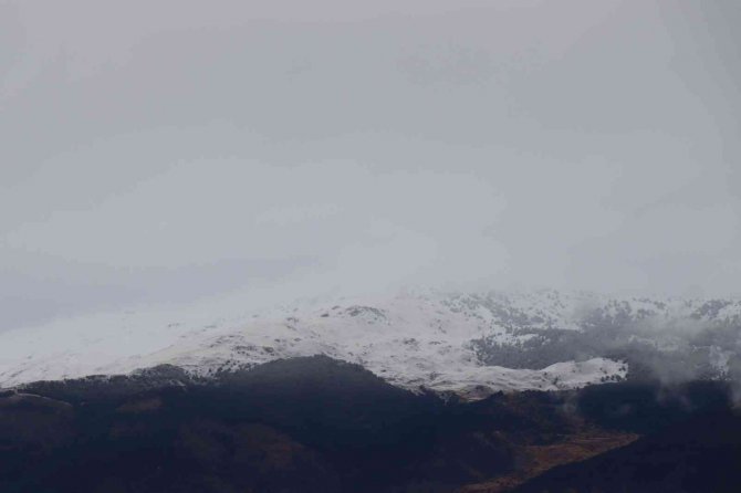 Oltu Kırdağ’a Mevsimin İlk Karı Düştü