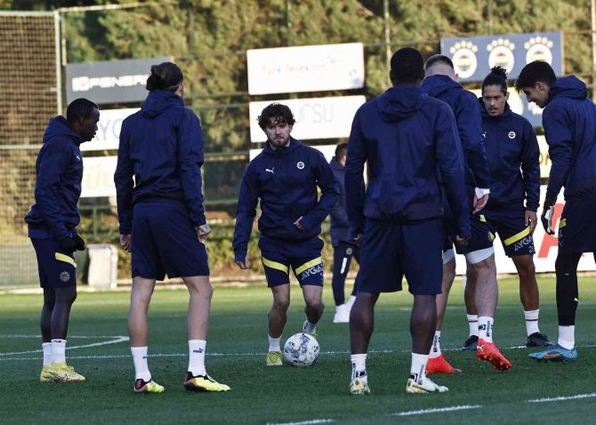 Fenerbahçe, Başakşehir Maçı İçin Kampa Girdi