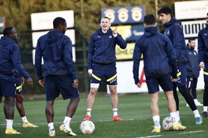 Fenerbahçe, Başakşehir Maçı İçin Kampa Girdi