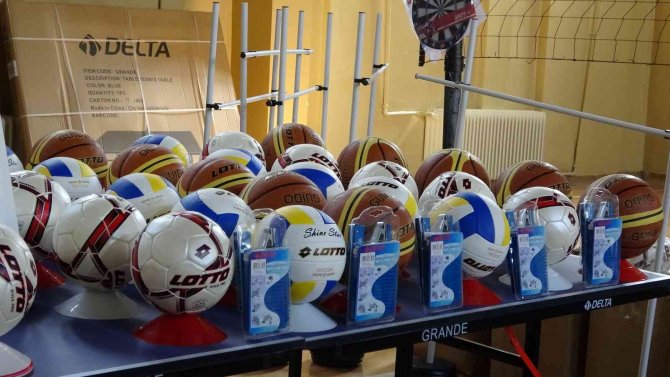 Yüksekova’daki Okullara 350 Bin Tl Değerinde Spor Malzemesi Desteği