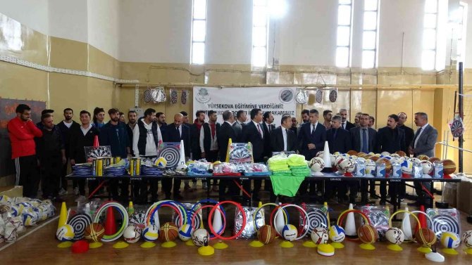 Yüksekova’daki Okullara 350 Bin Tl Değerinde Spor Malzemesi Desteği
