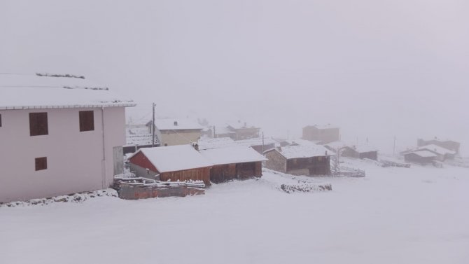 Trabzon’un Yaylaları Beyaz Örtüyle Kaplandı