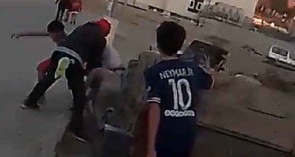 Küçük Çocukları Tekme Tokat Dövdü