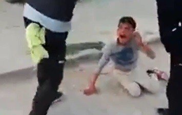 Küçük Çocukları Tekme Tokat Dövdü