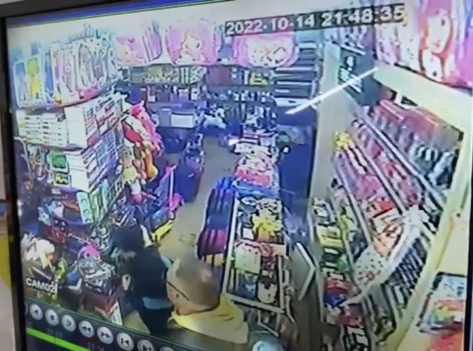 İ̇stanbul’da Kırtasiyeci Dehşeti Kamerada: Gürültü Yapan Çocukları Dövdü