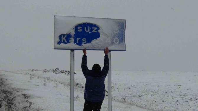 Kars’a Mevsimin İlk Karı Yağdı