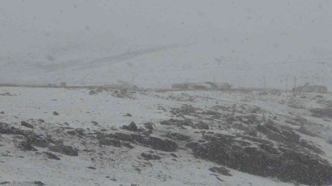 Kars’a Mevsimin İlk Karı Yağdı