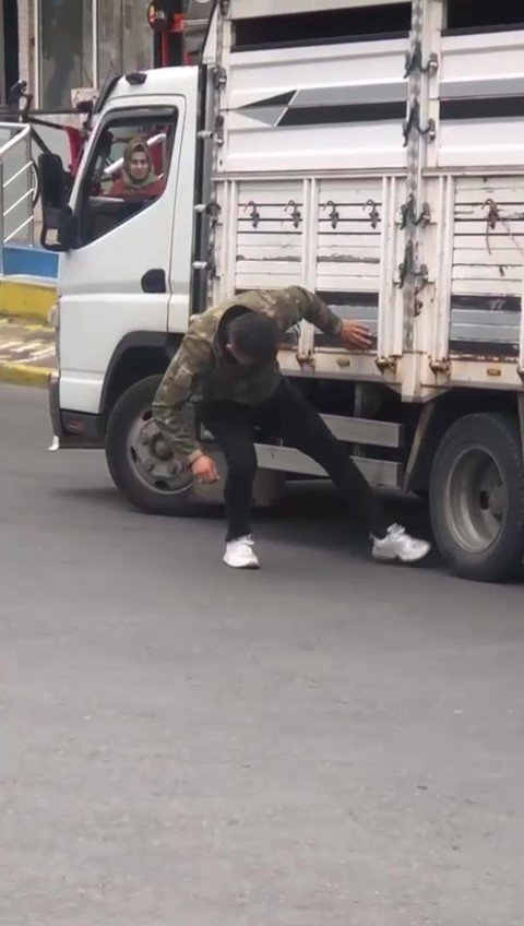Kartal’da Trafikte Kedi İle Farenin Kavgası Sürücülere Zor Anlar Yaşattı