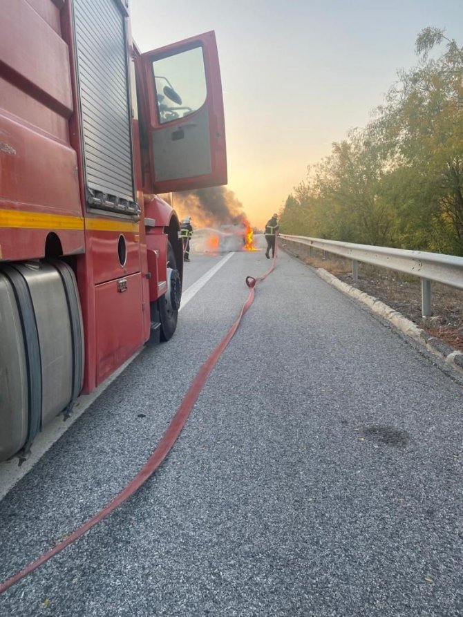 Kırklareli’nde Seyir Halindeki Araç Alev Alev Yandı