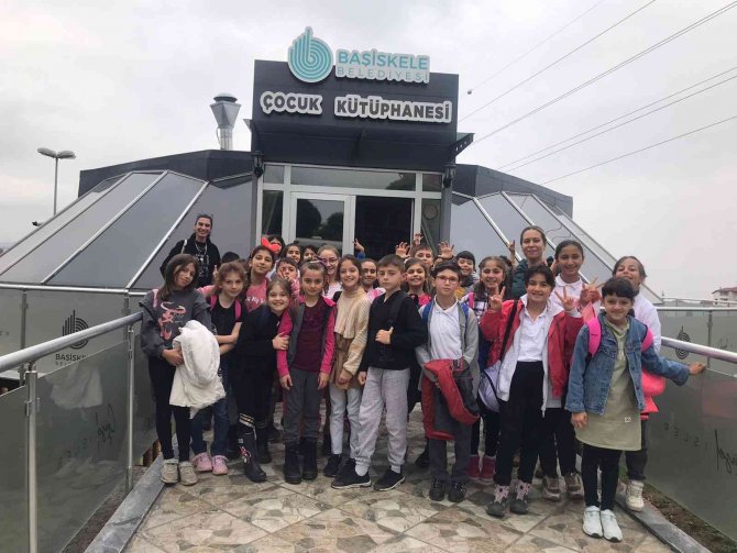 Minik Kitapseverler Kütüphanede Öğreniyor