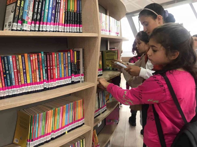 Minik Kitapseverler Kütüphanede Öğreniyor