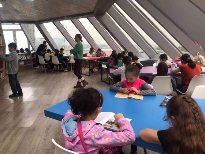 Minik Kitapseverler Kütüphanede Öğreniyor