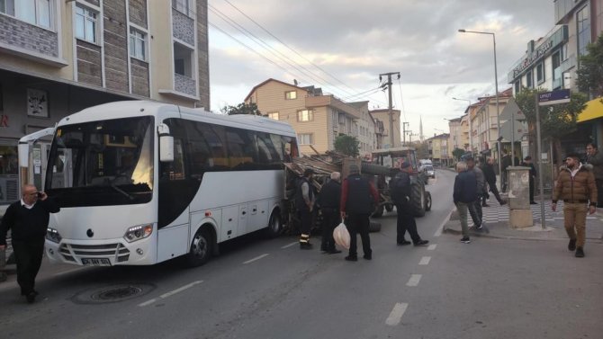 Traktörün Römorku Devrildi, Yola Saçılan Tahtaları Polis Ve Vatandaş Böyle Topladı