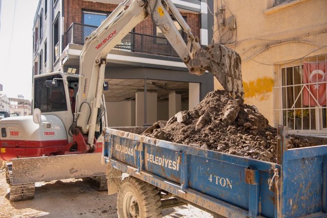 Kuşadası’nda Yol Yapım Çalışmaları Sürüyor