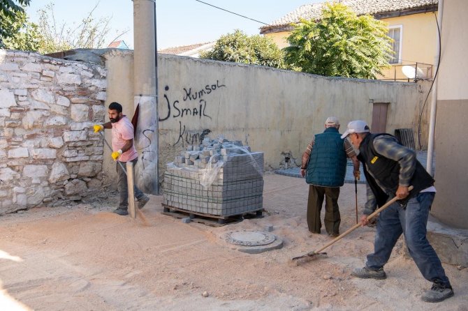 Kuşadası’nda Yol Yapım Çalışmaları Sürüyor