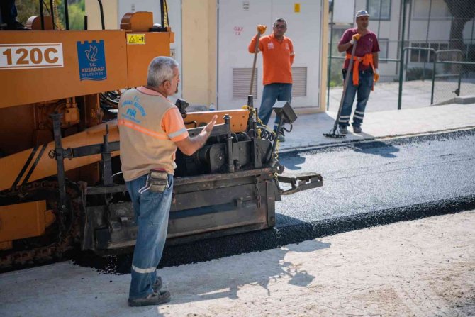 Kuşadası’nda Yol Yapım Çalışmaları Sürüyor