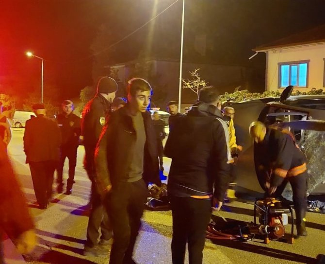 Park Halinde Araca Çarpan Otomobil Yan Yattı: 4 Yaralı