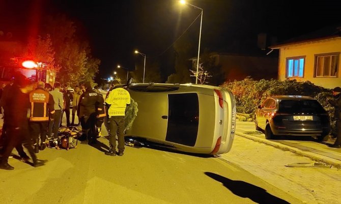 Park Halinde Araca Çarpan Otomobil Yan Yattı: 4 Yaralı