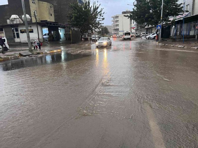 Mardin’de Şiddetli Yağmur Yolları Göle Çevirdi