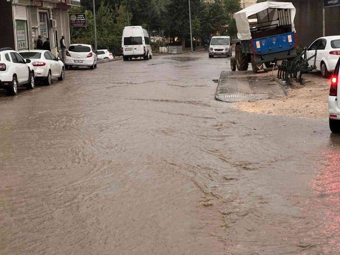Mardin’de Şiddetli Yağmur Yolları Göle Çevirdi