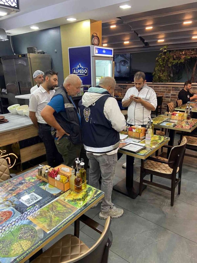 Marmaris’te Belgesiz Çalışan 12 Yabancı Uyruklu İşçi Yakalandı, 9 İşletmeye Para Cezası Uygulandı
