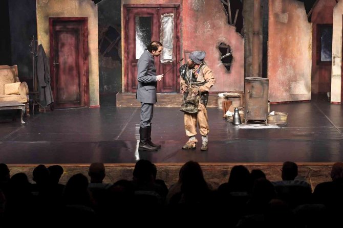 ’Buzlar Çözülmeden’ Oyunu Adana Yolcusu