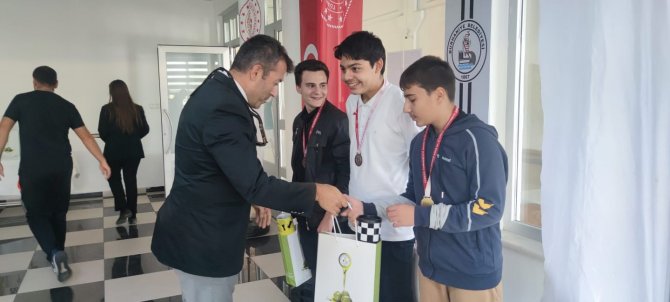 Burhaniye De Başarılı Satranççılar Ödüllendirildi