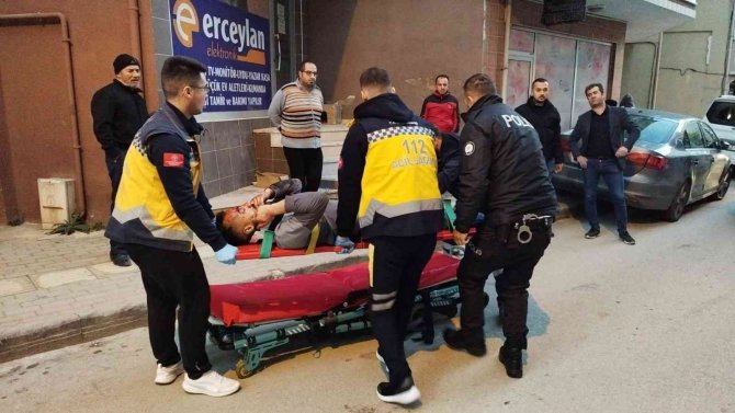 Kanlar İçinde Yolda Yatarken Bulundu