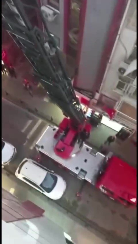 Pendik’te Tamir Etmek İçin Çıktığı Çatıda Mahsur Kaldı