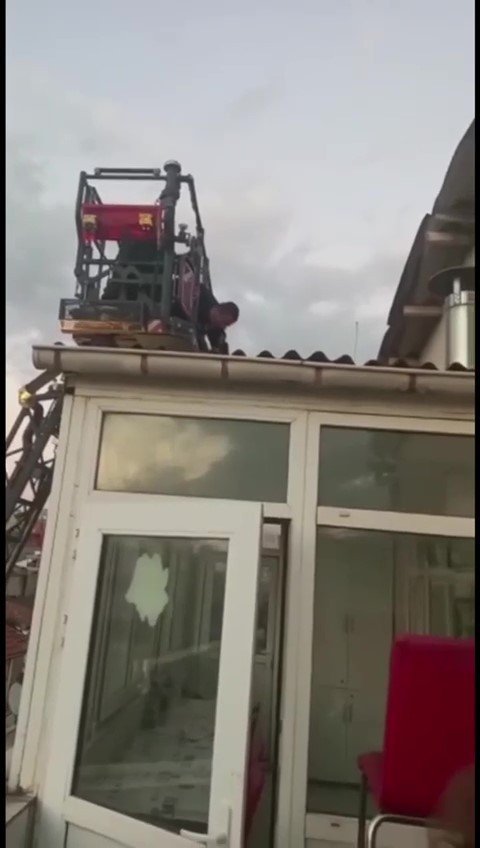 Pendik’te Tamir Etmek İçin Çıktığı Çatıda Mahsur Kaldı