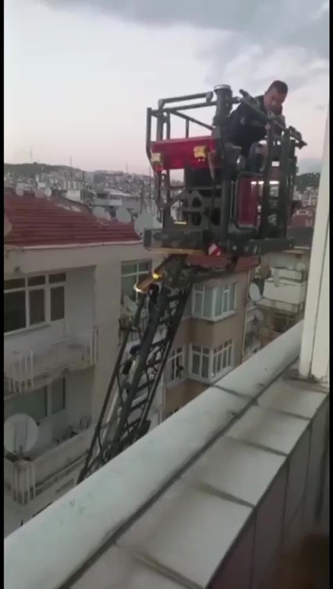 Pendik’te Tamir Etmek İçin Çıktığı Çatıda Mahsur Kaldı
