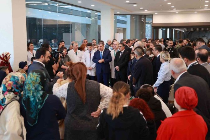 Bakanlar İ̇stanbul’da Tedavileri Süren 6 Madenciyi Ziyaret Etti