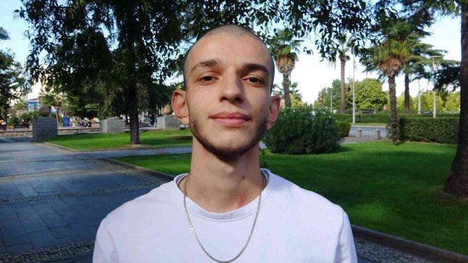 3,5 Buçuk Yılda Uzattığı Saçlarını Lösemili Çocuklar İçin Bağışladı