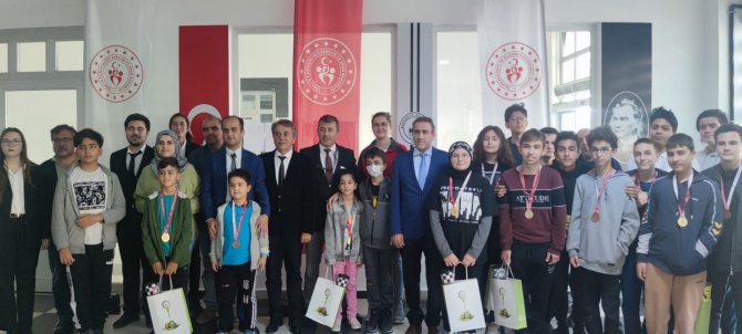 Burhaniye De Başarılı Satranççılar Ödüllendirildi