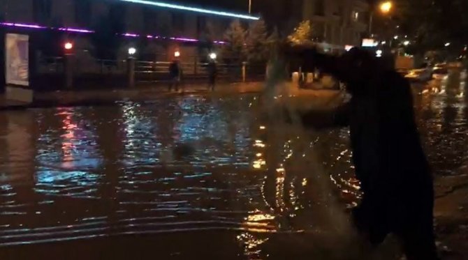Siirt’te İlginç Görüntü: Sağanak Sonrası Göle Dönen Caddeye Ağ Attı