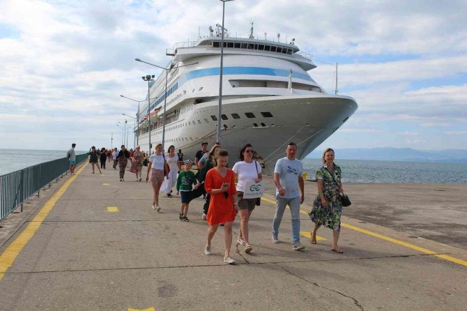 Sinop’a Uzun Aradan Sonra Başlatılan Kruvaziyer Turizmi Esnafa Can Suyu Oluyor