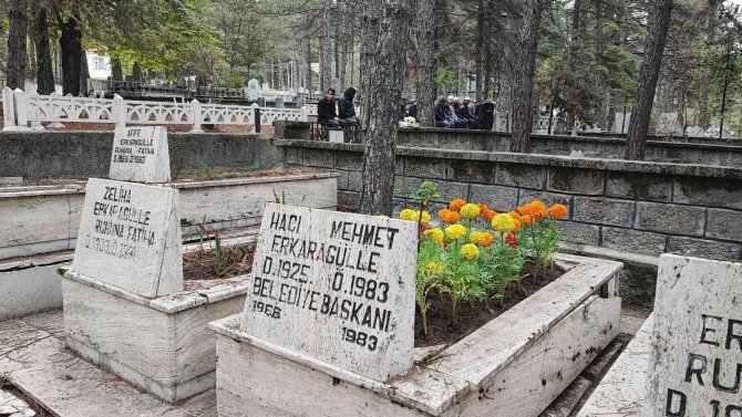 Başkan Volkan Kavaklıgil’den Hayatlarını Kaybeden Eski Belediye Başkanlarına Vefa