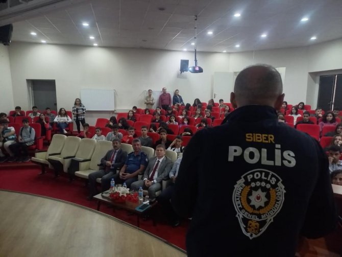 Tunceli’de Öğretmen Ve Öğrencilere ’Siber Zorbalık’ Eğitimi