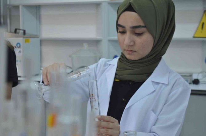 Meslek Liseliler Ürettikleri Çiçeklerden Parfüm Geliştirdi