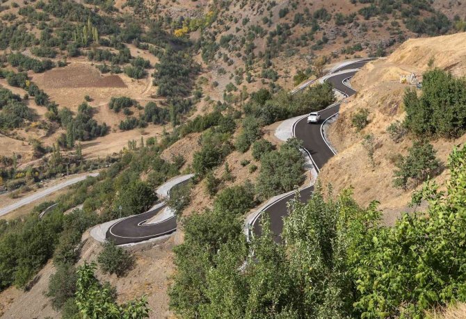 Bahçesaray’daki Mahalleler Tarihinde İlk Kez Asfaltla Buluştu