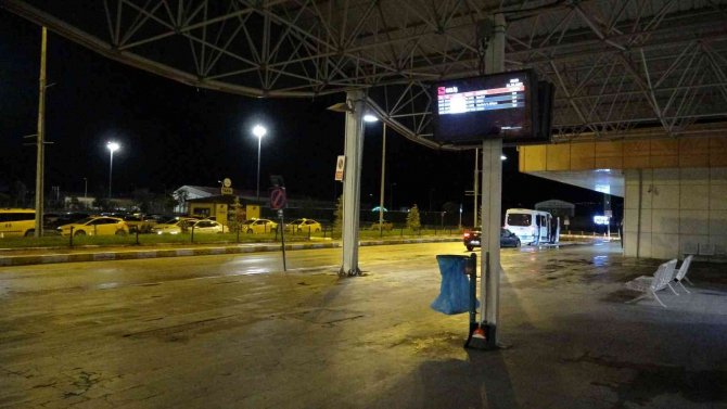 Van’daki Uçuşlara Sağanak Engeli: 5 Sefer İptal Edildi