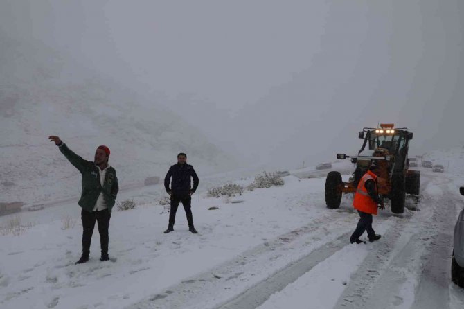 Van-bahçesaray Yolu Ulaşıma Kapandı, Onlarca Araç Mahsur Kaldı