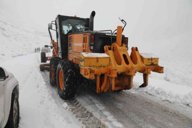 Van-bahçesaray Yolu Ulaşıma Kapandı, Onlarca Araç Mahsur Kaldı