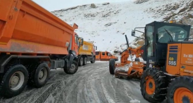 Bahçesaray Kaymakamı Alimoğlu 3 Bin Rakımlı Karabet Geçidi’nde